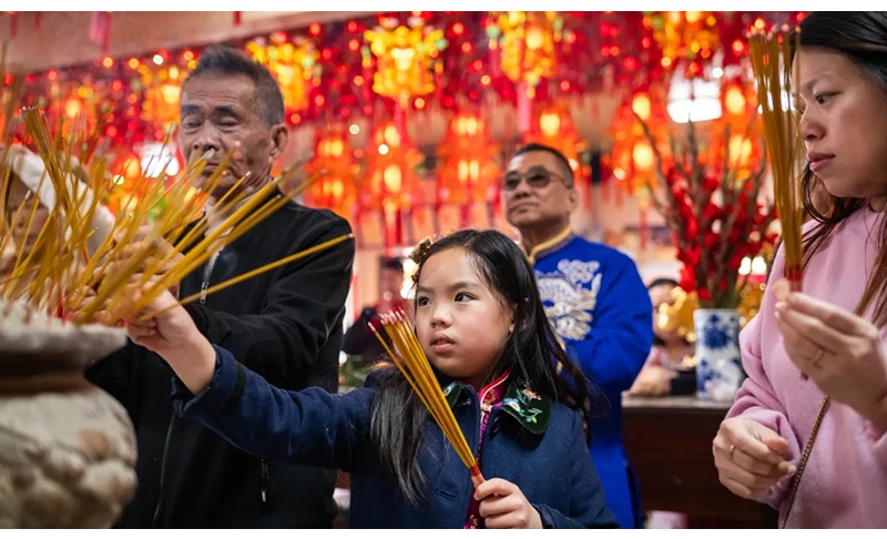 Phật tử cầu nguyện và xin lộc đầu năm khi đón Tết Nguyên đán năm Bính Ngọ tại chùa Quan Âm của cộng đồng Phật giáo Việt Nam ở Los Angeles, ngày 17/02 (Ảnh: Sarah Reingewirtz / MediaNews Group / Los Angeles Daily News via Getty Images). Phật tử cầu nguyện và xin lộc đầu năm khi đón Tết Nguyên đán năm Bính Ngọ tại chùa Quan Âm của cộng đồng Phật giáo Việt Nam ở Los Angeles, ngày 17/02 (Ảnh: Sarah Reingewirtz / MediaNews Group / Los Angeles Daily News via Getty Images).