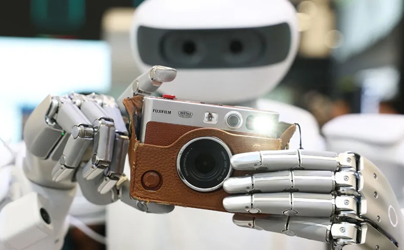 Một robot Sharpa to&agrave;n th&acirc;n chụp ảnh bằng m&aacute;y ảnh Fujifilm trong khu&ocirc;n khổ Triển l&atilde;m Điện tử Ti&ecirc;u d&ugrave;ng 2026 (CES 2026) tại Las Vegas, bang Nevada, ng&agrave;y 6/1.
(Ảnh: Patrick Fallon/AFP via Getty Images)