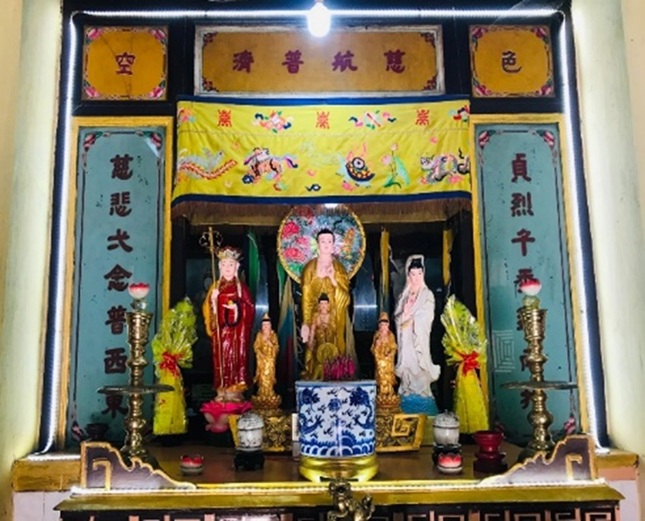 Ban thờ Phật tại đền L&aacute; Ch&uacute;a Ngọc Sơn (b&ecirc;n tr&aacute;i) v&agrave; Cung V&acirc;n Phụng (b&ecirc;n phải). Ảnh: Hữu Ph&uacute;c