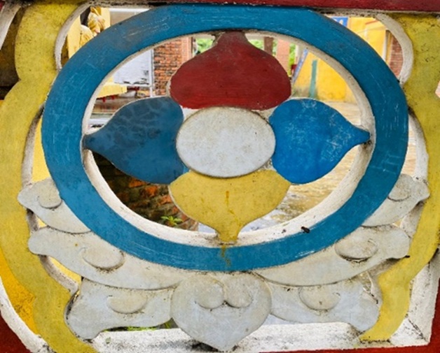 H&igrave;nh tượng hoa sen được trang tr&iacute; tại Th&aacute;nh đường 352 Chi Lăng. Ảnh: Hữu Ph&uacute;c