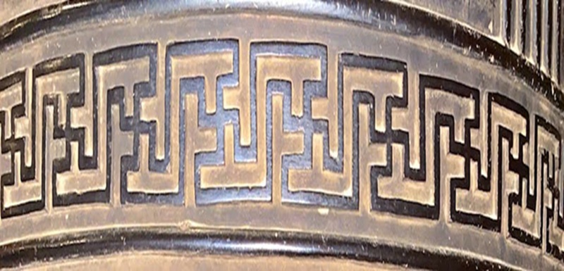 H&igrave;nh tượng l&aacute; đề (b&ecirc;n tr&aacute;i) v&agrave; chữ Vạn (b&ecirc;n phải) tr&ecirc;n th&acirc;n chu&ocirc;ng ở Điện Huệ Nam. Ảnh: Hữu Ph&uacute;c