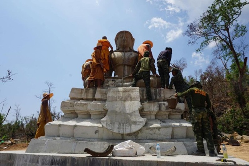 Theo nguồn tin, binh l&iacute;nh v&agrave; c&aacute;c nh&agrave; sư Th&aacute;i Lan đ&atilde; dựng bức tượng Phật n&agrave;y tr&ecirc;n đất Campuchia. FB