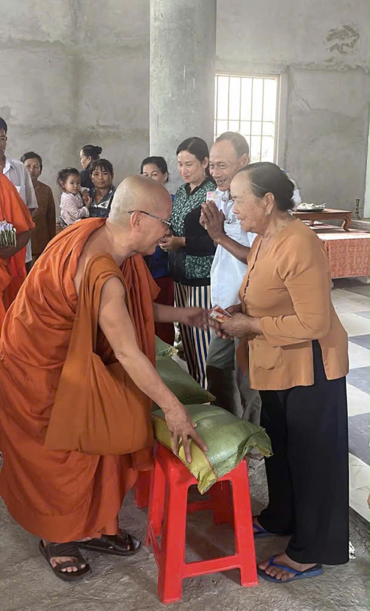 C&aacute;c vị sư ch&ugrave;a Cos Đ&ocirc;n trao qu&agrave; cho đồng b&agrave;o Phật tử ngh&egrave;o th&aacute;ng Gi&ecirc;ng năm 2026.