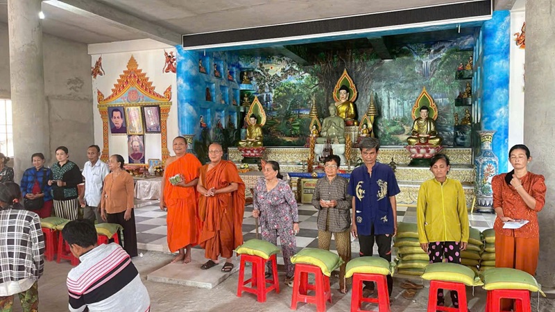 Đại đức Thạch Dương Trung (người kh&ocirc;ng mang dép) trụ tr&igrave; ch&ugrave;a Cos Đ&ocirc;n chuẩn bị lễ trao qu&agrave;.