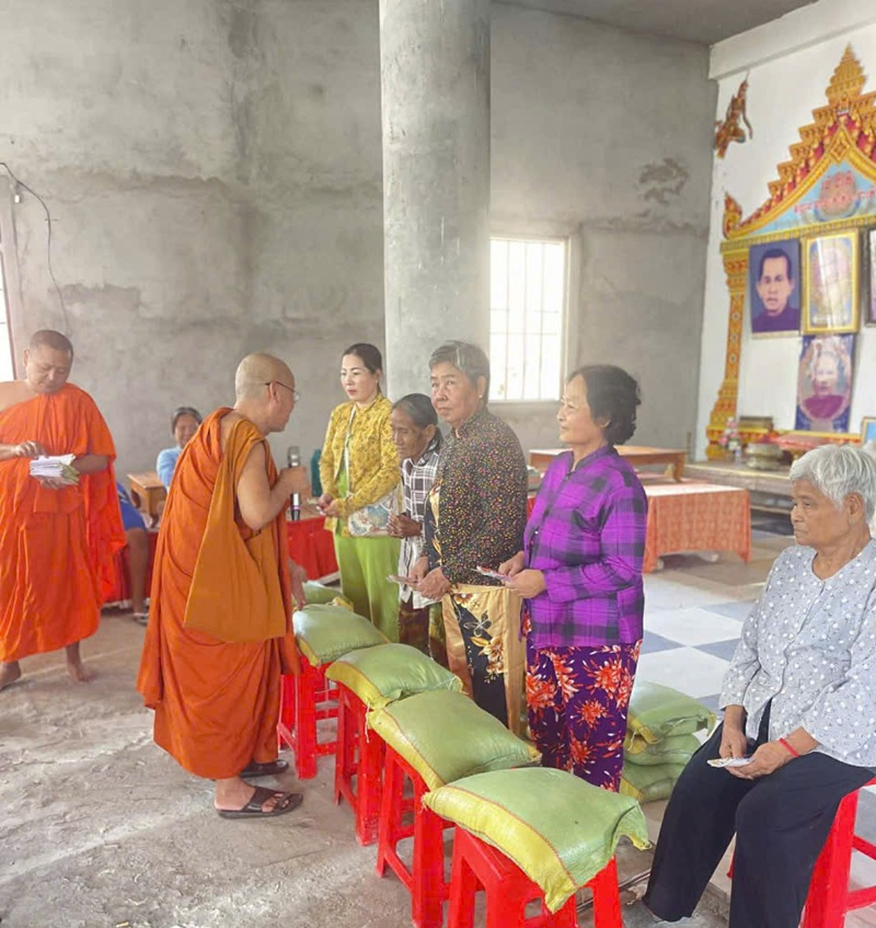 Sự quan t&acirc;m, hỏi thăm &acirc;n cần của c&aacute;c sư d&agrave;nh cho b&agrave; con trong buổi ph&aacute;t qu&agrave;.