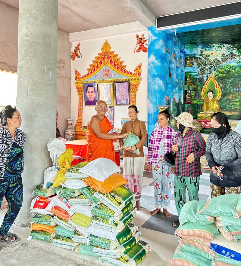 Đại đức Thạch Dương Trung trụ trì chùa Cos Đ&ocirc;n tra qu&agrave; tới bà con ph&acirc;̣t tử.