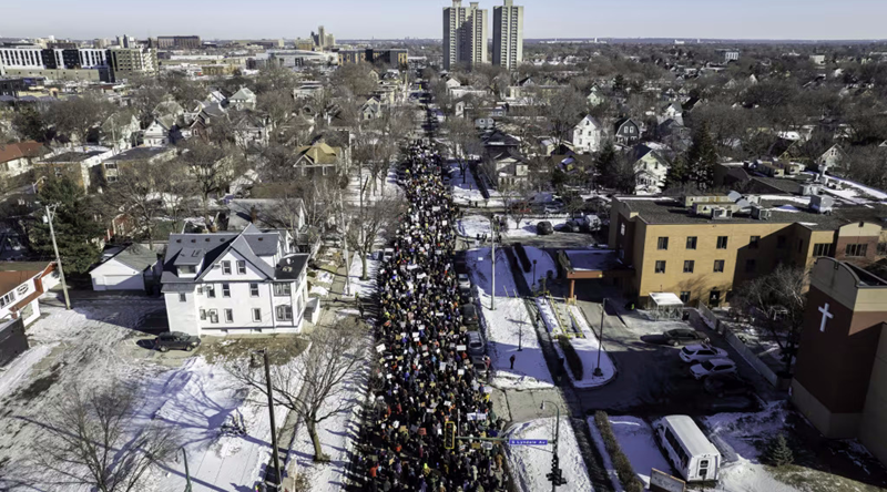 Người biểu t&igrave;nh tuần h&agrave;nh tại Minneapolis, Minnesota v&agrave;o ng&agrave;y 1 th&aacute;ng 2 năm 2026, k&ecirc;u gọi chấm dứt việc chi ti&ecirc;u tiền thuế của người d&acirc;n cho Cơ quan Thực thi Di tr&uacute; v&agrave; Hải quan Hoa Kỳ (ICE) v&agrave; y&ecirc;u cầu tạm dừng việc trục xuất người thu&ecirc; nh&agrave;. Ảnh của John Moore. Từ cnn.com