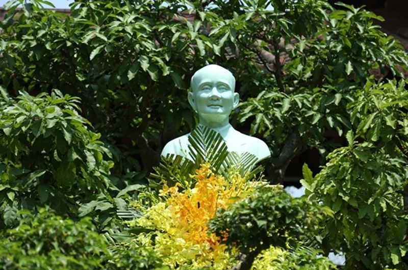 Tượng Cư sĩ - B&aacute;c sĩ T&acirc;m Minh L&ecirc; Đ&igrave;nh Th&aacute;m tại ch&ugrave;a Từ Đ&agrave;m, Huế