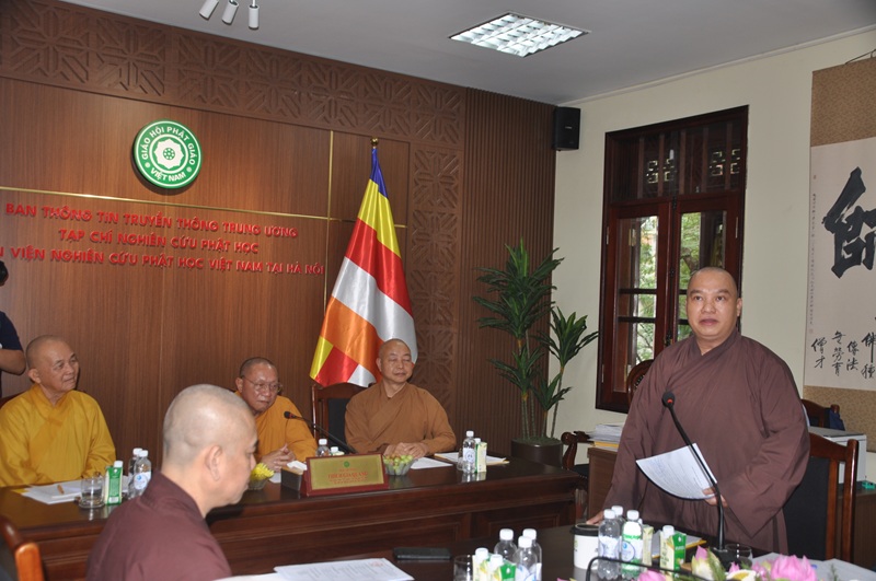 Thượng tọa Th&iacute;ch Đạo Thịnh trao đổi &yacute; kiến