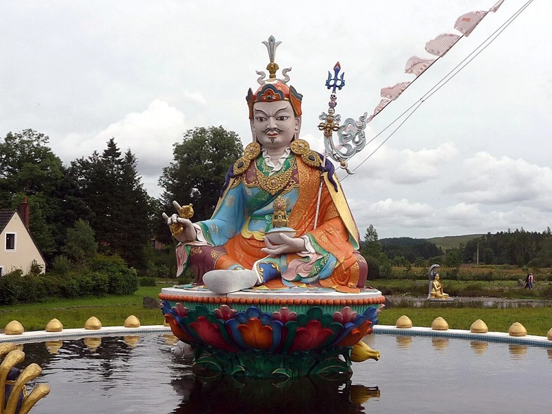 Tượng Đức Li&ecirc;n Hoa Sinh (Padmasambhava) tại Trung t&acirc;m T&acirc;y Tạng ở Eskdalemuir, Scotland. 