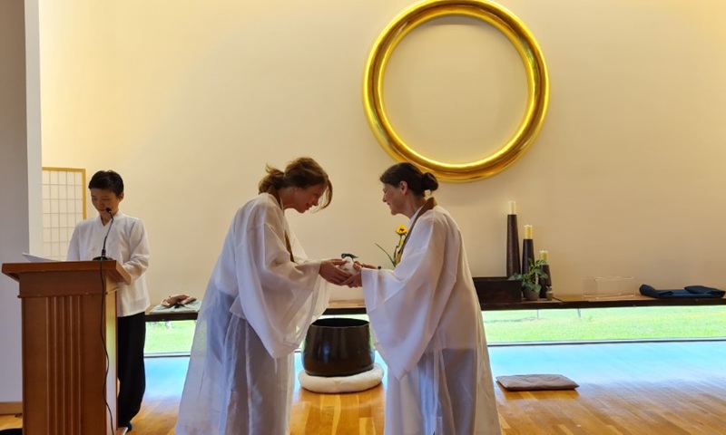 Kathy Abeyatunge (ph&aacute;p danh Won JiYeon), b&ecirc;n tr&aacute;i, v&agrave; Kathleen Herr (ph&aacute;p danh Won HerrJu), b&ecirc;n phải. Ảnh do t&aacute;c giả cung cấp.