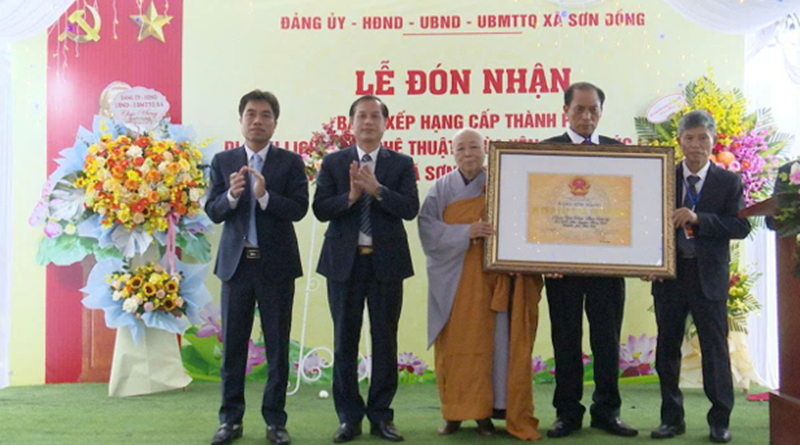 L&atilde;nh đạo x&atilde; Sơn Đồng trao bằng xếp hạng Di t&iacute;ch cấp Th&agrave;nh phố cho Ni sư trụ tr&igrave; ch&ugrave;a Ph&uacute;c L&acirc;m v&agrave; Tiểu ban Quản l&yacute; di t&iacute;ch th&ocirc;n Y&ecirc;n Th&aacute;i