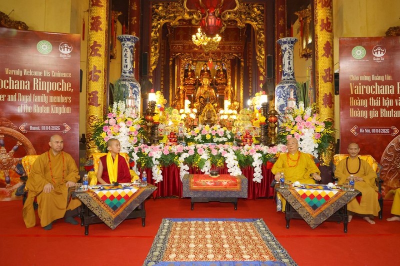 Hà Nội: Hoàng tôn Bhutan Vairochana Rinpoche thăm chùa Quán Sứ