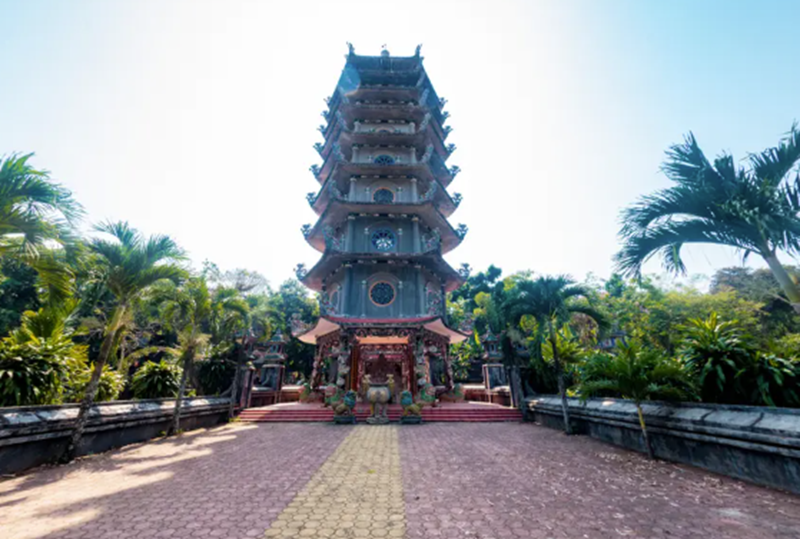 Ch&ugrave;a Thi&ecirc;n Ấnnằm tr&ecirc;n đỉnh n&uacute;i Thi&ecirc;n Ấn.  Sưu tầm