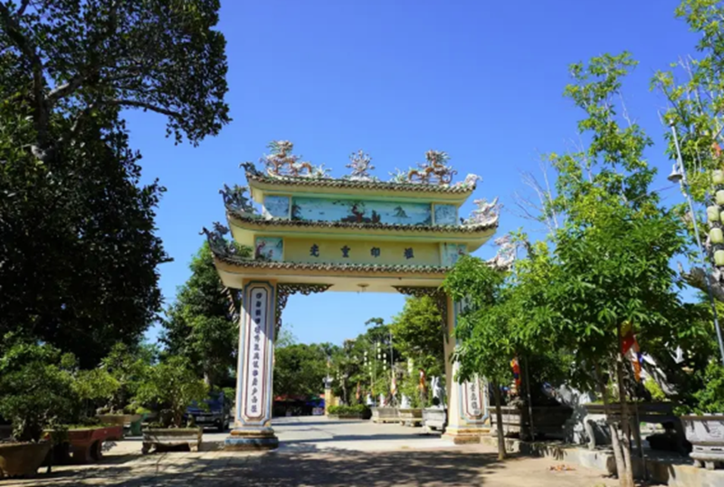 Cổng ch&ugrave;a Thi&ecirc;n Ấn (Quảng Ng&atilde;i). Sưu tầm