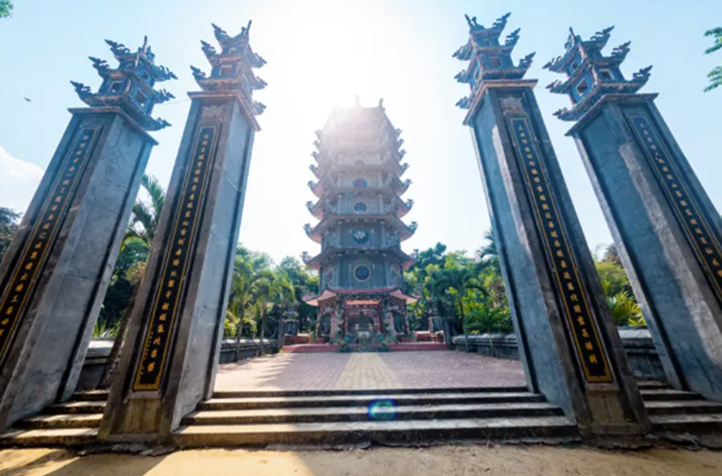 T&ograve;a bửu th&aacute;p uy nghi trong khu&ocirc;n vi&ecirc;n ch&ugrave;a Thi&ecirc;n Ấn. Sưu tầm