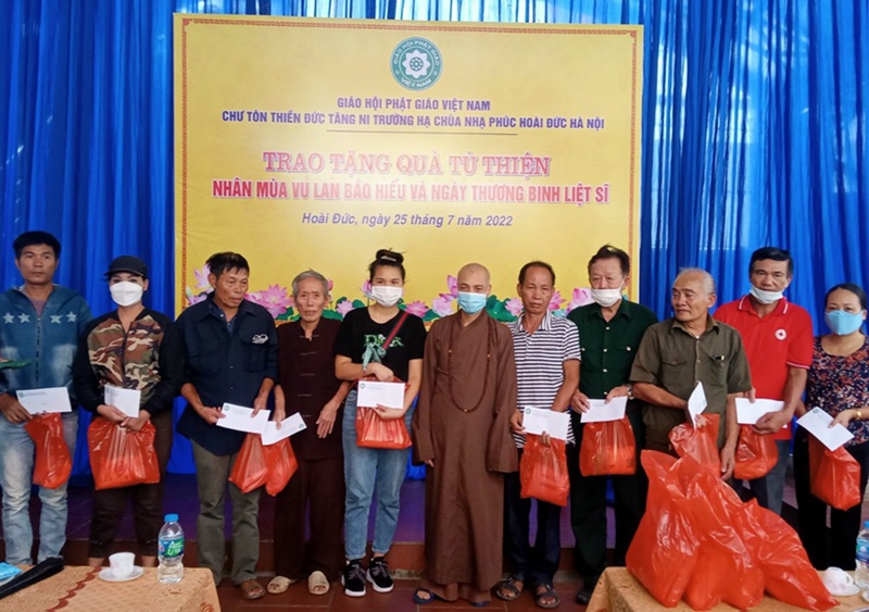 Ban chức sự trường hạ Lại Y&ecirc;n trao qu&agrave; nh&acirc;n m&ugrave;a Vu lan b&aacute;o Hiếu v&agrave; ng&agrave;y Thương binh, liệt sỹ năm 2022