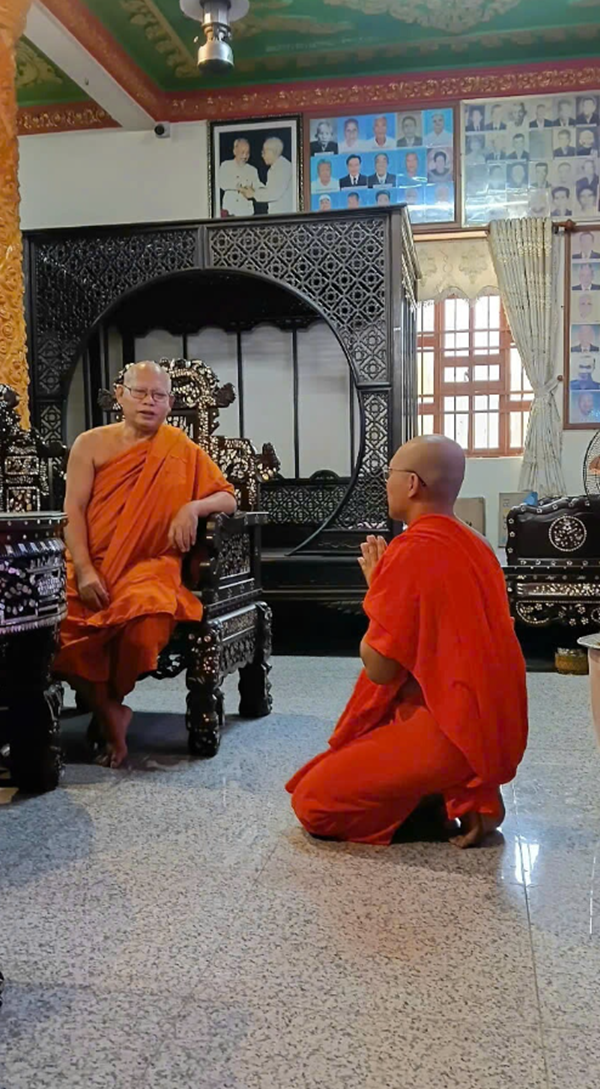 Hòa thượng Tăng Sa Vong trự trì chùa Buppharam xã Hưng H&ocirc;̣i, tỉnh Cà Mau đang giáo dưỡng cho đ&ecirc;̣ tử trong kh&ocirc;ng gian trưng bày đ&ocirc;̀ c&ocirc;̉ được bảo t&ocirc;̀n tại chùa Buppharam.&nbsp;