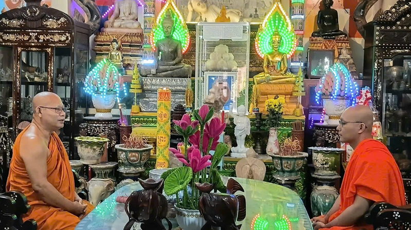 Hòa thượng Tăng Sa Vong trự trì chùa Buppharam xã Hưng H&ocirc;̣i, tỉnh Cà Mau đang giáo dưỡng cho đ&ecirc;̣ tử trong kh&ocirc;ng gian trưng bày đ&ocirc;̀ c&ocirc;̉ được bảo t&ocirc;̀n tại chùa Buppharam.&nbsp;