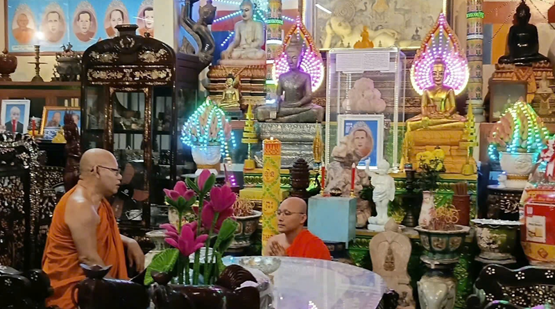 Hòa thượng Tăng Sa Vong trự trì chùa Buppharam xã Hưng H&ocirc;̣i, tỉnh Cà Mau đang giáo dưỡng cho đ&ecirc;̣ tử trong kh&ocirc;ng gian trưng bày đ&ocirc;̀ c&ocirc;̉ được bảo t&ocirc;̀n tại chùa Buppharam.&nbsp;