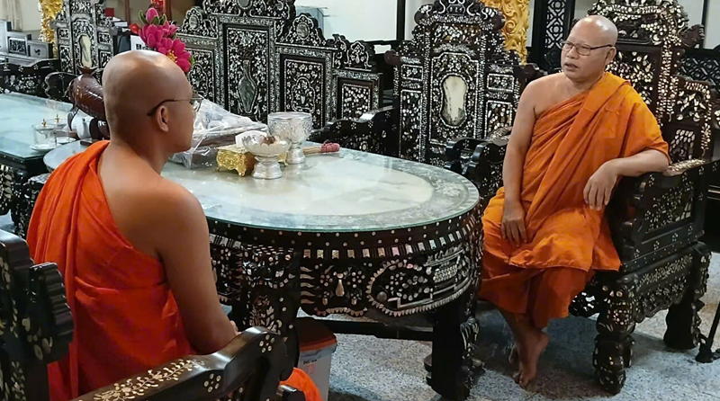 Hòa thượng Tăng Sa Vong trự trì chùa Buppharam xã Hưng H&ocirc;̣i, tỉnh Cà Mau đang giáo dưỡng cho đ&ecirc;̣ tử trong kh&ocirc;ng gian trưng bày đ&ocirc;̀ c&ocirc;̉ được bảo t&ocirc;̀n tại chùa Buppharam.&nbsp;