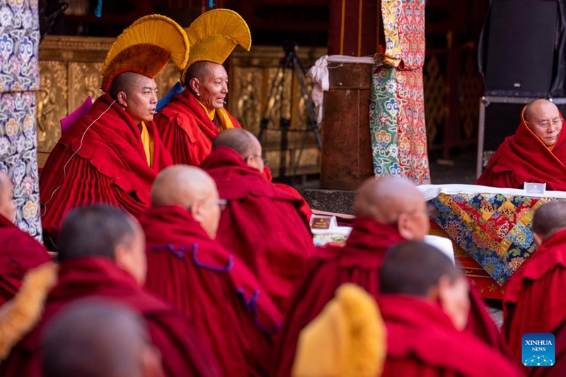 C&aacute;c nh&agrave; sư tham dự buổi tranh luận kinh điển v&agrave; lễ trao tặng danh hiệu Geshe Lharampa tại ch&ugrave;a Jokhang ở Lhasa, Khu tự trị T&acirc;y Tạng, t&acirc;y nam Trung Quốc, ng&agrave;y 5 th&aacute;ng 4 năm 2026. Mười ba nh&agrave; sư đ&atilde; đạt được danh hiệu Geshe Lharampa sau buổi tranh luận kinh điển h&ocirc;m Chủ nhật tại Khu tự trị T&acirc;y Tạng, t&acirc;y nam Trung Quốc. Geshe Lharampa l&agrave; danh hiệu cao nhất trong gi&aacute;o l&yacute; ngoại gi&aacute;o của trường ph&aacute;i Gelug thuộc Phật gi&aacute;o T&acirc;y Tạng, tương đương với bằng tiến sĩ trong gi&aacute;o dục hiện đại. (Xinhua/Tenzing Nima Qadhup)