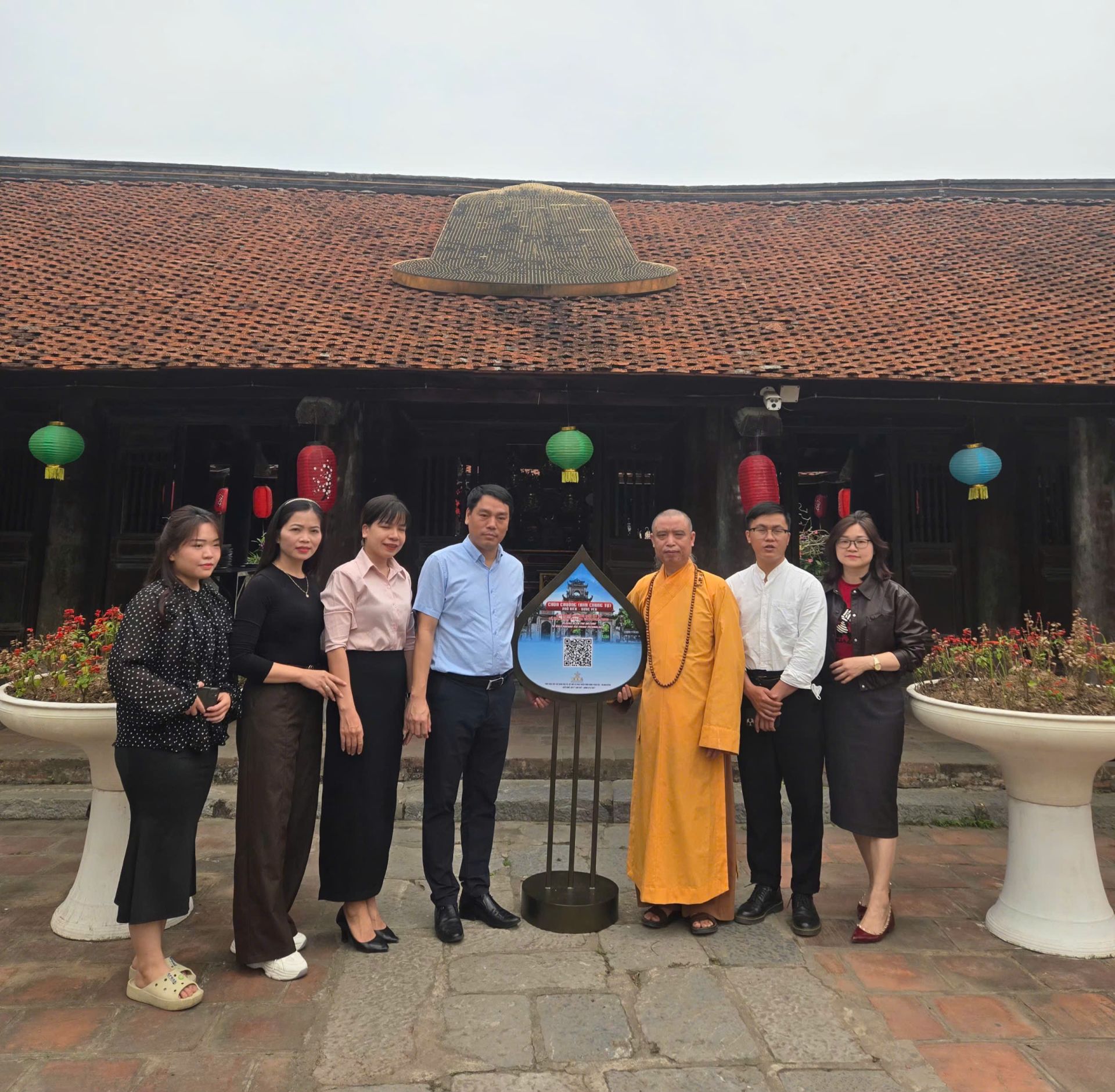 Đại diện quản l&yacute; ch&ugrave;a tiếp nhận sản phẩm số h&oacute;a với c&ocirc;ng nghệ VR360.