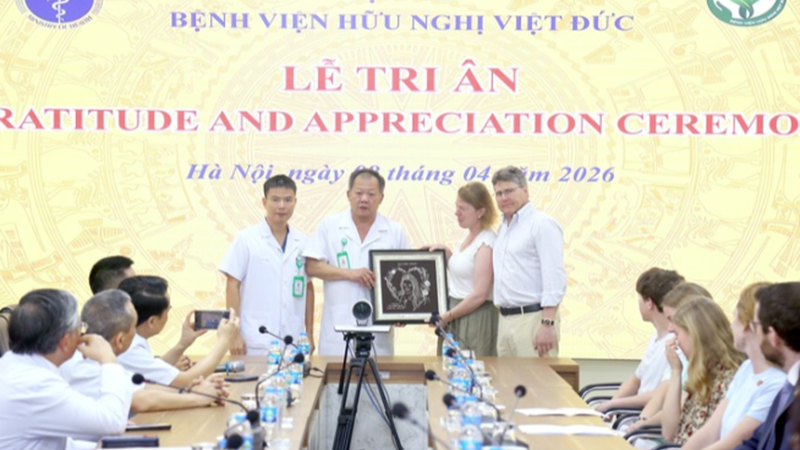 Orla Wates đến Việt Nam là lữ khách, rời đi như người hùng