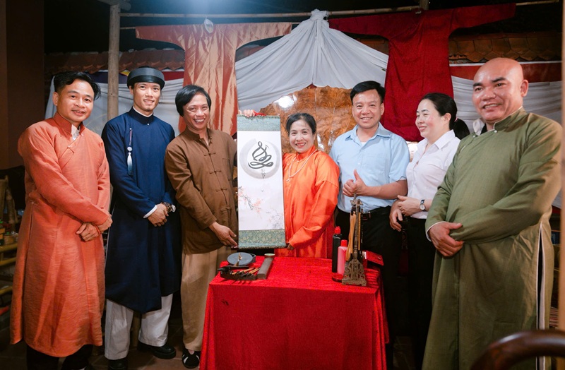 PGS.TS Triệu Thế Việt đ&oacute;n nhận qu&agrave; tặng từ nghệ nh&acirc;n Thư ph&aacute;p