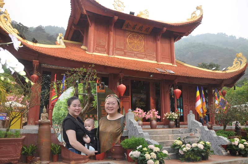 B&ecirc;n thềm gian thờ Phật, 