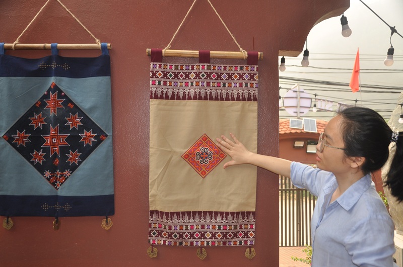 Đại diện Sắc M&agrave;u Tự Nhi&ecirc;n Decor giới thiệu sản phẩm dệt thủ c&ocirc;ng của b&agrave; con d&acirc;n tộc v&ugrave;ng cao