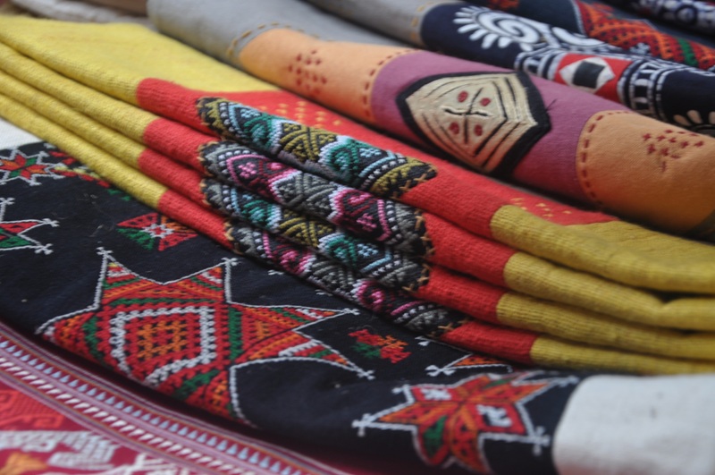 Những sản phẩm dệt thủ c&ocirc;ng được b&agrave; con d&acirc;n tộc v&ugrave;ng căm chăm ch&uacute;t, tỉ mỉ từng họa tiết