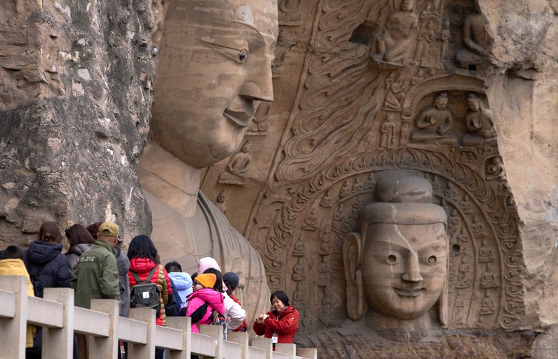 Du kh&aacute;ch tham quan Hang đ&aacute; V&acirc;n Cương tại Datong, ng&agrave;y 13/3/2026. Ảnh: Ng Han Guan/AP qua VCG.