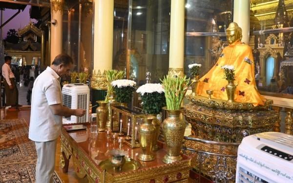 Thứ trưởng Bộ Ngoại giao Ấn Độ thăm chùa Shwedagon, Myanmar