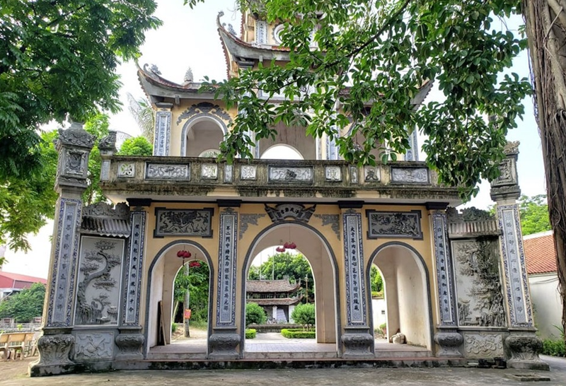 Cổng ch&ugrave;a B&agrave; Gi&agrave; (Ph&uacute; Thượng). Ảnh sưu tầm