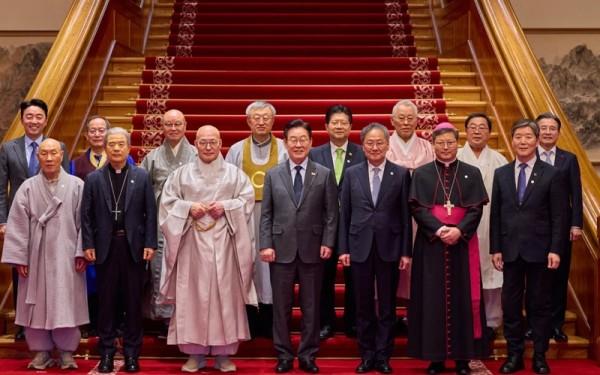 Giao lưu Phật giáo Đông Á: Tương tác giữa tôn giáo, văn hóa và chính sách đương đại