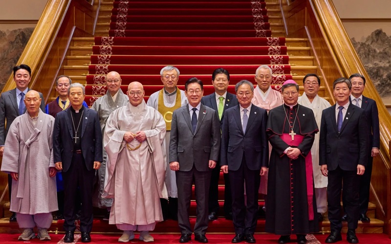 L&atilde;nh đạo Phật gi&aacute;o Trung Quốc, Trương Qu&acirc;n, thăm Tu viện Phật gi&aacute;o Gia Bảo của H&agrave;n Quốc (nguồn: Weibo)