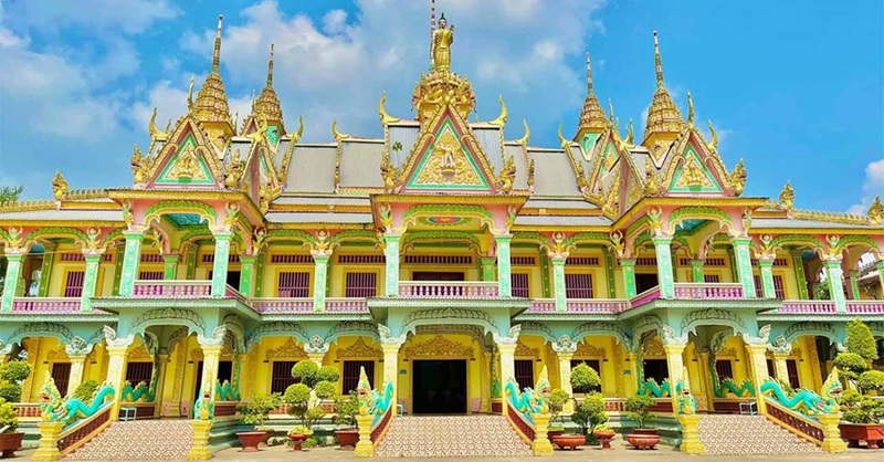Ảnh 1: Kh&ocirc;ng gian ch&ugrave;a Khmer - trung t&acirc;m sinh hoạt văn h&oacute;a, t&ocirc;n gi&aacute;o của cộng đồng Khmer Nam Bộ.

H&igrave;nh ảnh minh họa kh&ocirc;ng gian kiến tr&uacute;c đặc trưng của ch&ugrave;a Khmer, nơi diễn ra c&aacute;c hoạt động sinh hoạt văn h&oacute;a - t&ocirc;n gi&aacute;o ti&ecirc;u biểu, phản &aacute;nh vai tr&ograve; &ldquo;trung t&acirc;m tinh thần&rdquo; trong đời sống cộng đồng. C&aacute;c yếu tố mỹ thuật, trang tr&iacute; v&agrave; bố cục kh&ocirc;ng gian thể hiện r&otilde; bản sắc văn h&oacute;a Khmer Nam Bộ trong bối cảnh lễ hội truyền thống.

Nguồn: Tư liệu tổng hợp, mang t&iacute;nh minh họa.