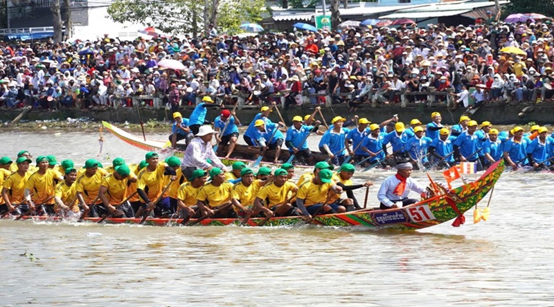 &nbsp;Đua ghe ngo trong lễ O&oacute;c Om B&oacute;c - sự kiện văn h&oacute;a, thể thao ti&ecirc;u biểu của người Khmer Nam Bộ.

H&igrave;nh ảnh minh họa hoạt động đua ghe ngo trong lễ O&oacute;c Om B&oacute;c, một sự kiện văn h&oacute;a, thể thao đặc sắc, thể hiện tinh thần đo&agrave;n kết, &yacute; ch&iacute; cộng đồng v&agrave; sức mạnh tập thể. Hoạt động n&agrave;y g&oacute;p phần t&ocirc;n vinh bản sắc văn h&oacute;a truyền thống, đồng thời tạo kh&ocirc;ng gian giao lưu, gắn kết cộng đồng trong đời sống x&atilde; hội của đồng b&agrave;o Khmer Nam Bộ.

Nguồn: Tư liệu tổng hợp.
