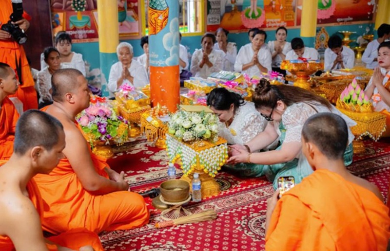 Kh&ocirc;ng gian lễ D&acirc;ng y Kathina - biểu hiện sinh động của thiết chế &ldquo;đạo - đời tương t&aacute;c&rdquo; trong cộng đồng Khmer Nam Bộ.

H&igrave;nh ảnh minh họa kh&ocirc;ng gian lễ D&acirc;ng y Kathina với sự tham gia đ&ocirc;ng đảo của phật tử, thể hiện mối quan hệ gắn kết giữa đời sống t&ocirc;n gi&aacute;o v&agrave; đời sống x&atilde; hội. Nghi lễ phản &aacute;nh qu&aacute; tr&igrave;nh chuyển h&oacute;a gi&aacute; trị vật chất th&agrave;nh gi&aacute; trị tinh thần, qua đ&oacute; lan tỏa c&aacute;c chuẩn mực đạo đức, củng cố sự gắn kết cộng đồng v&agrave; ph&aacute;t huy vai tr&ograve; của Phật gi&aacute;o Nam t&ocirc;ng trong đời sống văn h&oacute;a Khmer Nam Bộ.

Nguồn: Tư liệu tổng hợp.