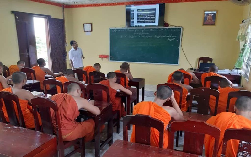 Ảnh 2: Bảo tồn chữ viết - G&igrave;n giữ căn cước: Lớp học chữ Pali - Khmer tại ch&ugrave;a.

H&igrave;nh ảnh minh họa lớp học chữ Pali - Khmer tại c&aacute;c tự viện Phật gi&aacute;o Nam t&ocirc;ng Khmer, nơi sư s&atilde;i v&agrave; sa di học tập kinh điển gắn với đời sống văn h&oacute;a cộng đồng. Hoạt động n&agrave;y g&oacute;p phần bảo tồn chữ viết truyền thống, g&igrave;n giữ bản sắc d&acirc;n tộc v&agrave; củng cố nền tảng văn h&oacute;a - tinh thần từ cơ sở trong bối cảnh hiện đại h&oacute;a.

Nguồn: Tư liệu tổng hợp, mang t&iacute;nh minh họa.