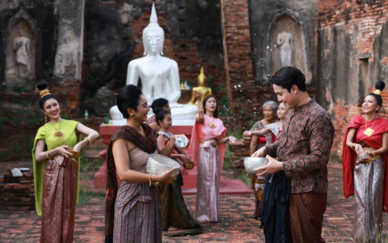 Nghi thức t&eacute; nước mừng năm mới trong văn h&oacute;a Phật gi&aacute;o Nam t&ocirc;ng Đ&ocirc;ng Nam &Aacute;.

H&igrave;nh ảnh minh họa hoạt động t&eacute; nước trong dịp lễ mừng năm mới, diễn ra trong kh&ocirc;ng gian ch&ugrave;a với sự tham gia của cộng đồng trong trang phục truyền thống. Nghi thức mang &yacute; nghĩa thanh lọc th&acirc;n t&acirc;m, cầu ch&uacute;c b&igrave;nh an v&agrave; khởi đầu mới, đồng thời phản &aacute;nh những gi&aacute; trị văn h&oacute;a tương đồng trong Phật gi&aacute;o Nam t&ocirc;ng giữa c&aacute;c quốc gia khu vực, trong đ&oacute; c&oacute; Tết Ch&ocirc;l Chnăm Thm&acirc;y của đồng b&agrave;o Khmer Nam Bộ.

Nguồn: Tư liệu tổng hợp.