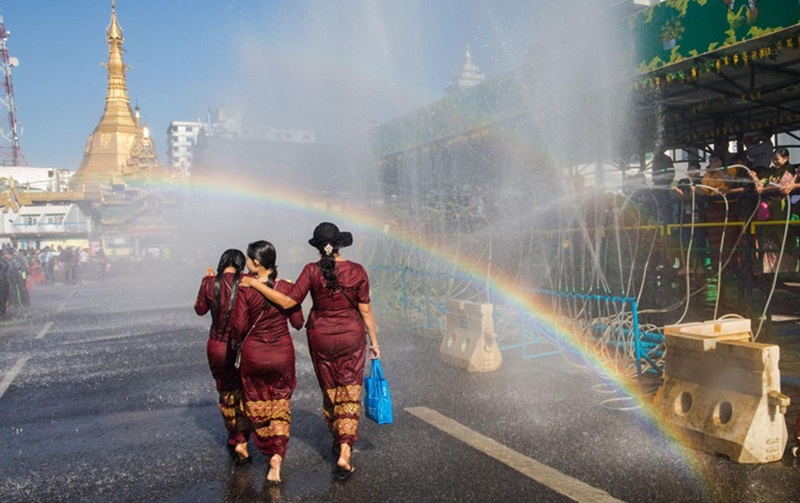 Lễ hội t&eacute; nước mừng năm mới trong văn h&oacute;a Phật gi&aacute;o Nam t&ocirc;ng Đ&ocirc;ng Nam &Aacute;.

H&igrave;nh ảnh minh họa hoạt động t&eacute; nước tr&ecirc;n đường phố trong dịp lễ mừng năm mới truyền thống, mang &yacute; nghĩa thanh lọc, gột rửa điều kh&ocirc;ng may v&agrave; cầu ch&uacute;c b&igrave;nh an. Kh&ocirc;ng gian lễ hội s&ocirc;i động, gắn với yếu tố cộng đồng v&agrave; t&iacute;n ngưỡng, phản &aacute;nh n&eacute;t tương đồng văn h&oacute;a trong Phật gi&aacute;o Nam t&ocirc;ng khu vực, c&oacute; li&ecirc;n hệ với Tết Ch&ocirc;l Chnăm Thm&acirc;y của đồng b&agrave;o Khmer Nam Bộ.

Nguồn: Tư liệu tổng hợp.