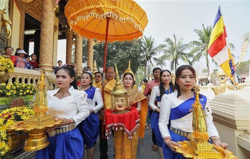 Nghi thức rước lễ vật trong sinh hoạt Phật gi&aacute;o Nam t&ocirc;ng - biểu hiện của l&ograve;ng th&agrave;nh k&iacute;nh v&agrave; gắn kết cộng đồng.

H&igrave;nh ảnh minh họa đo&agrave;n người trong trang phục truyền thống tham gia rước lễ vật v&agrave; tượng Phật trong kh&ocirc;ng gian ch&ugrave;a, thể hiện nghi thức d&acirc;ng c&uacute;ng trang nghi&ecirc;m của Phật gi&aacute;o Nam t&ocirc;ng. Hoạt động phản &aacute;nh đời sống t&iacute;n ngưỡng phong ph&uacute;, g&oacute;p phần duy tr&igrave; c&aacute;c gi&aacute; trị văn h&oacute;a truyền thống v&agrave; tăng cường sự gắn kết cộng đồng trong x&atilde; hội.

Nguồn: Tư liệu tổng hợp.