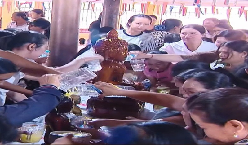 Nghi thức tắm tượng Phật - biểu tượng thanh lọc th&acirc;n t&acirc;m trong Phật gi&aacute;o Nam t&ocirc;ng.

H&igrave;nh ảnh minh họa phật tử thực hiện nghi thức tắm tượng Phật trong kh&ocirc;ng gian ch&ugrave;a, mang &yacute; nghĩa thanh tịnh, hướng thiện v&agrave; cầu an l&agrave;nh.

Nguồn: Tư liệu tổng hợp.