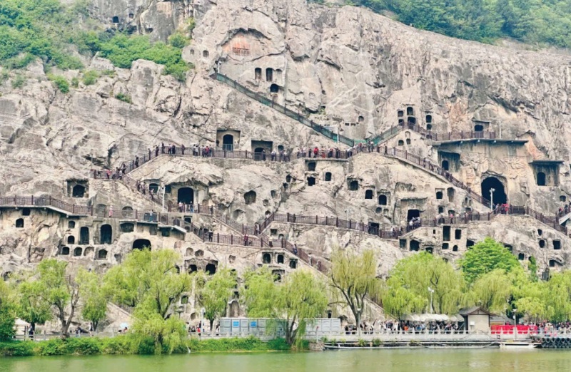 Khu hang đ&aacute; Long M&ocirc;n, Trung Quốc. Ảnh: Gi&aacute;c Vũ