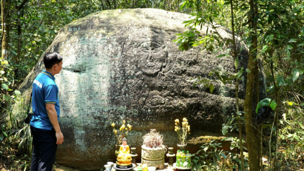 Bí ẩn phù điêu Phật trên đá ở ngôi chùa tại đỉnh núi cao 600m