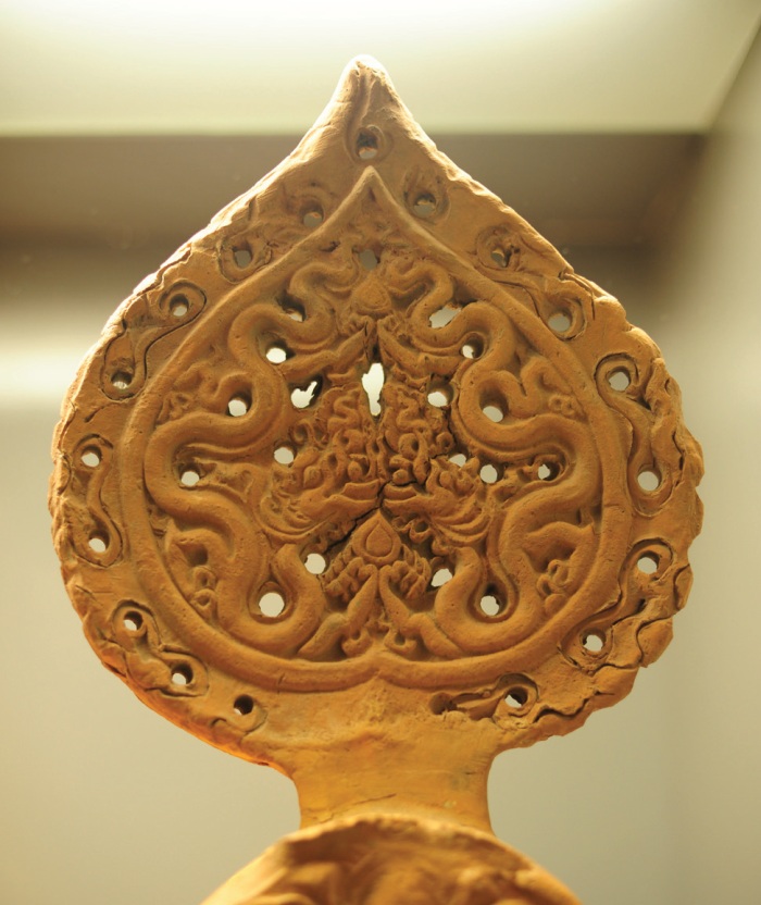 L&aacute; đề trang tr&iacute; tr&ecirc;n m&aacute;i kiến tr&uacute;c thời Trần - Ảnh Minh Khang