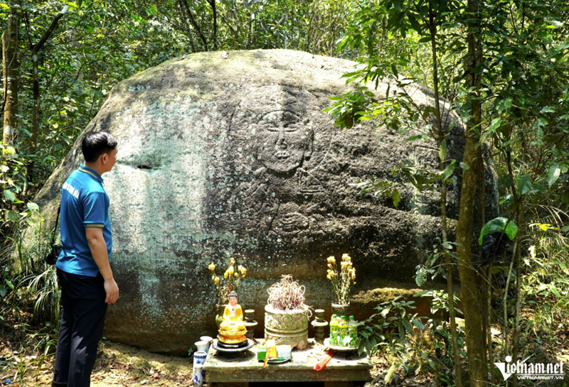 Bức ph&ugrave; đi&ecirc;u Phật tr&ecirc;n đ&aacute; ở ch&ugrave;a Am C&aacute;c. Ảnh: L&ecirc; Dương 