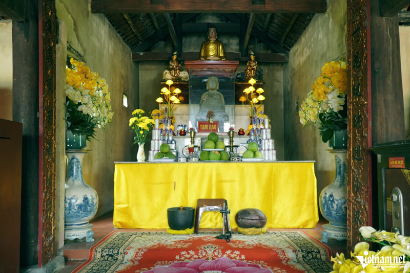 B&ecirc;n trong ch&ugrave;a c&ograve;n lưu giữ một tượng Phật cổ bằng đ&aacute;. Ảnh: L&ecirc; Dương